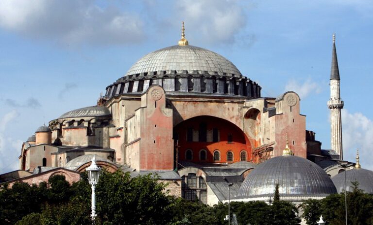 Nέες φθορές στην Αγία Σοφιά – Κωφεύει η τουρκική πλευρά