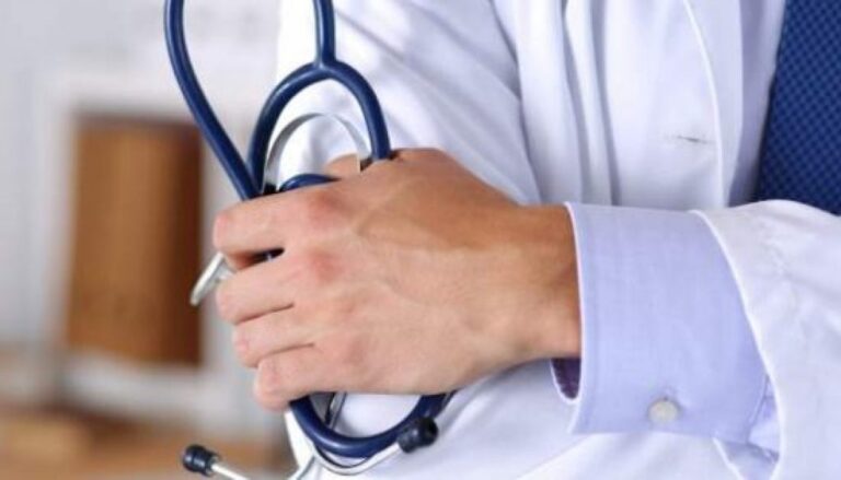Υπ. υγείας: Κίνητρα σε ιδιώτες γιατρούς για ενίσχυση του ΕΣΥ- €2.000 αμοιβή και έξτρα στις εφημερίες
