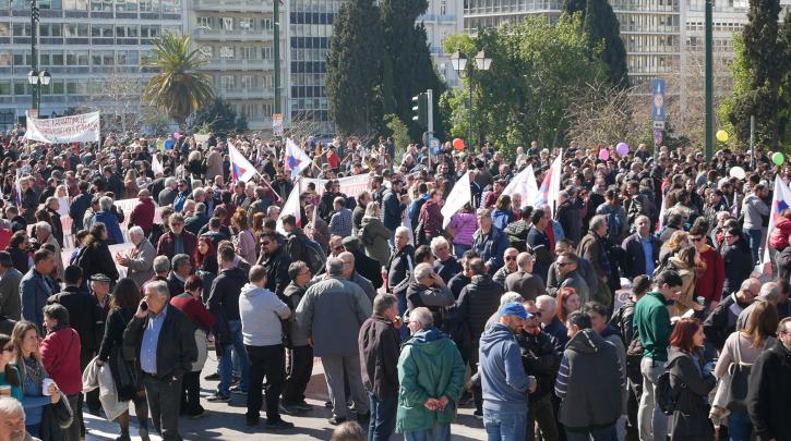 Πορεία στο κέντρο της Αθήνας για τα εργασιακά – Κλειστή η Πανεπιστημίου και οι δρόμοι γύρω από τη Βουλή