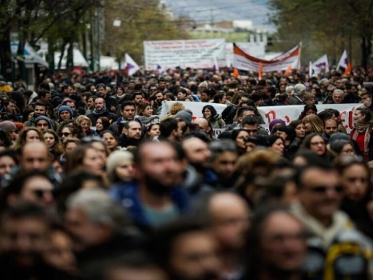 Χιλιάδες εκπαιδευτικοί στους δρόμους της Αθήνας και άλλων πόλεων κατά της αξιολόγησης