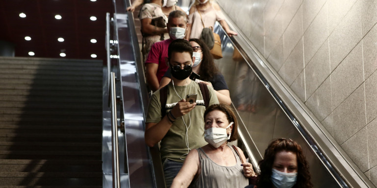 Πότε πετάμε τη μάσκα στους εσωτερικούς χώρους – Τι θα γίνει στα ΜΜΜ