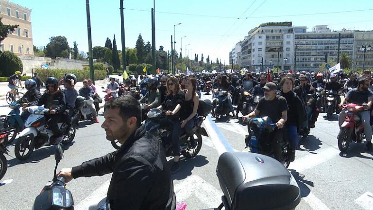 Αυξημένη η κίνηση στο κέντρο της Αθήνας λόγω της μοτοπορείας των διανομέων
