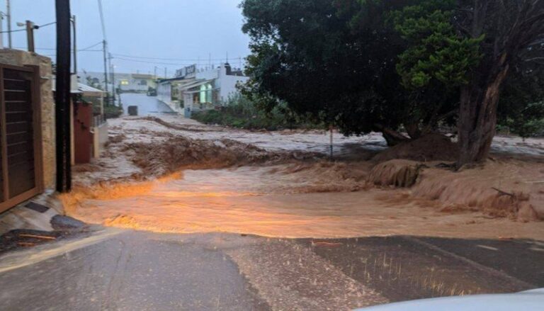 «Πνίγηκε» η Κρήτη από τις πλημμύρες – Επιχείρηση της ΕΜΑΚ για απεγκλωβισμό πολιτών