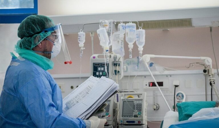 Κορωνοϊός: Γεμίζουν ξανά… οι ΜΕΘ στα νοσοκομεία