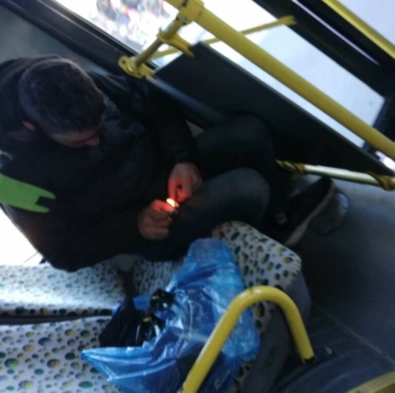 Εικόνα –γροθιά στο στομάχι: Χρήση ναρκωτικών σε λεωφορείο του ΟΑΣΑ