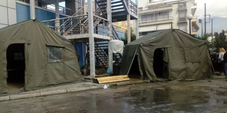 Κορωνοϊός: Πεζοναύτες έστησαν σκηνές έξω από νοσοκομείο στο Βόλο