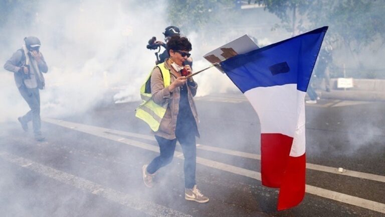 Σοβαρά επεισόδια στο Παρίσι σε διαδήλωση κατά της αστυνομικής βίας