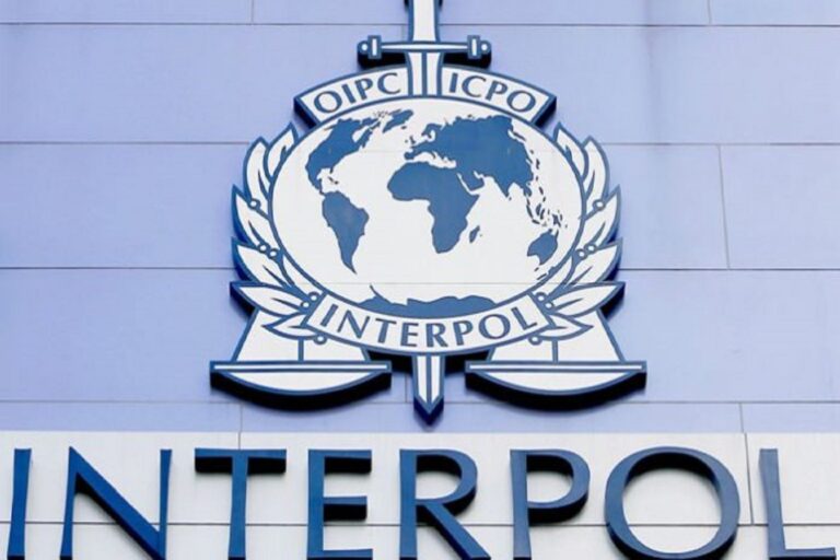 Η Interpol προειδοποιεί: Η μαφία ίσως βάλει στο… μάτι τα εμβόλια