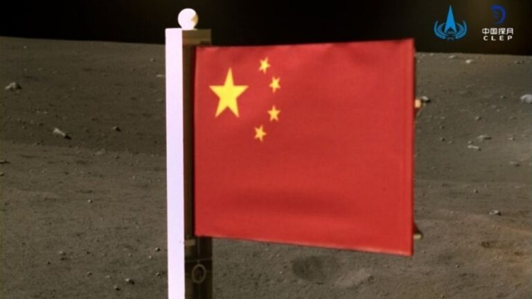Η Κίνα έφτασε στη Σελήνη και «φύτεψε» τη σημαία της