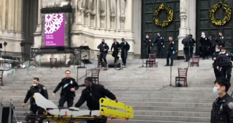 ΗΠΑ: Αστυνομικοί σκότωσαν ένοπλο έξω από εκκλησία- Φώναζε «σκοτώστε με»