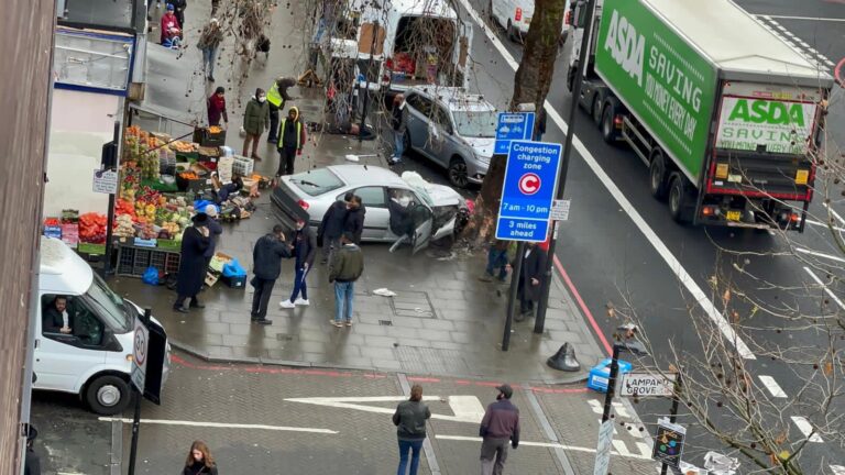 Αυτοκίνητο έπεσε σε πεζούς στο Λονδίνο – Πληροφορίες για πολλούς τραυματίες