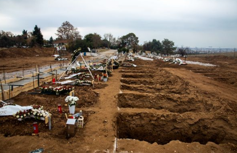 Θεσσαλονίκη: Μακάβριες εικόνες – Ανοίγουν νέους τάφους για τους νεκρούς του κορωνοϊού