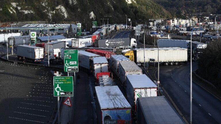 Βρετανία: Αναχώρησαν από το Ντόβερ 4.500 νταλίκες -Είχαν κλείσει τα σύνορα λόγω μετάλλαξης του covid