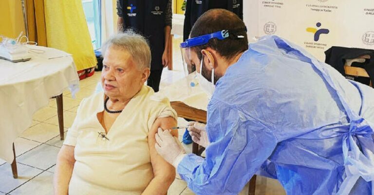 Κορωνοϊός: 95χρονη η πρώτη που εμβολιάστηκε σε οίκο ευγηρίας