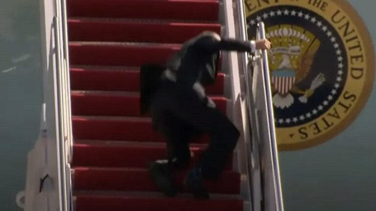 Ο Τζο Μπάιντεν έπεσε στη σκάλα του Air Force One (Βίντεο)