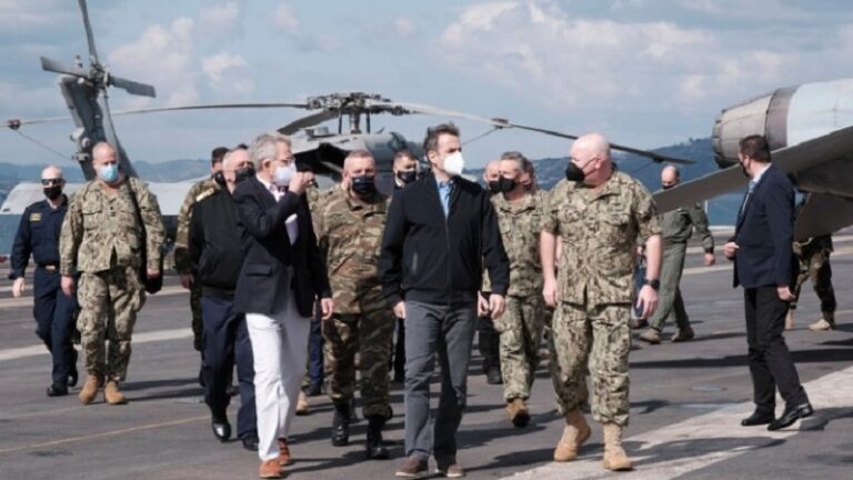 Μητσοτάκης στο αεροπλανοφόρο «Eisenhower»: Σε εξαιρετικά υψηλά επίπεδα η στρατιωτική συνεργασία ΗΠΑ – Ελλάδος