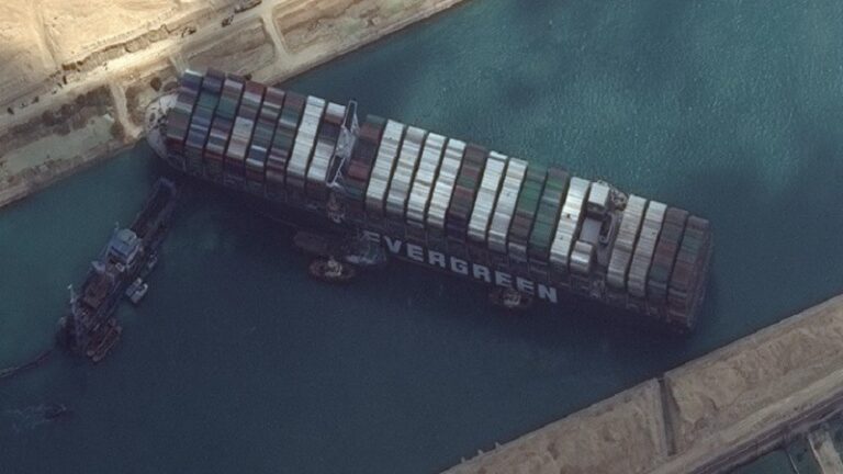 Διώρυγα του Σουέζ: Ρυμουλκά και πλημμυρίδα θα βοηθήσουν στην αποκόλληση του πλοίου