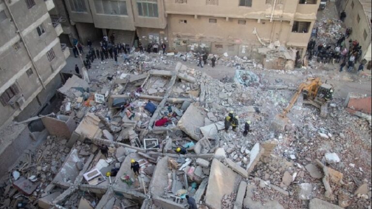 Αίγυπτος: Τραγωδία με 8 νεκρούς από κατάρρευση δεκαώροφου κτιρίου