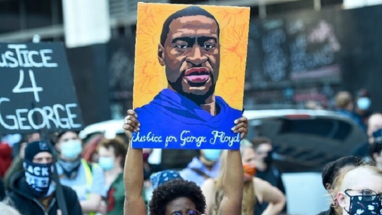 ΗΠΑ: Φυλάκιση 5 μηνών για αρχηγό ακροδεξιάς οργάνωσης – Έβαλε φωτιά σε πανό με σύνθημα «Black Lives Matter»