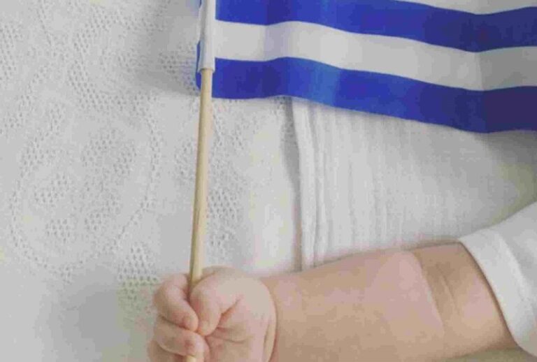 Η τρυφερή φωτογραφία της Μπαλατσινού – Ο γιος της κρατά την ελληνική σημαία