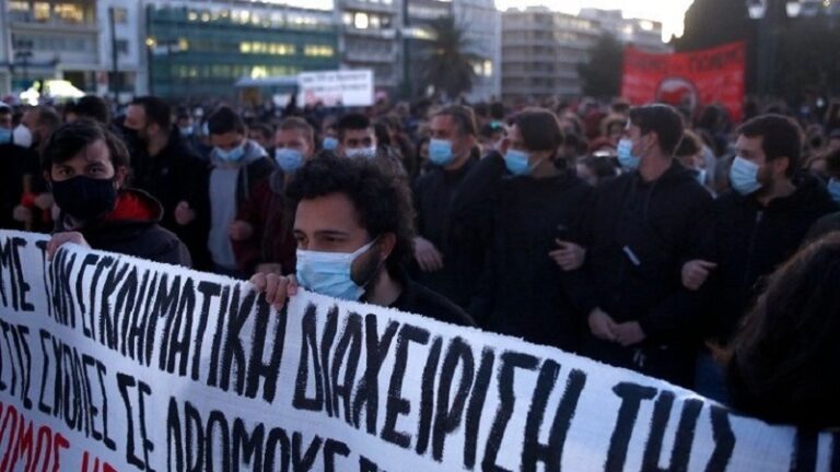 Σε εξέλιξη συλλαλητήριο στο κέντρο της Αθήνας για την προστασία της υγείας