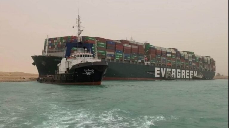Διώρυγα Σουέζ: Απίστευτο «μποτιλιάρισμα από αποκόλληση πλοίου – Πρέπει να απομακρυνθούν 15.000-20.000κ.μ. άμμου