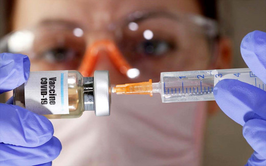 To Bloomberg έχει πρώτο θέμα τις υπογραφές ΕΕ-Pfizer για 1,8 δισ. δόσεις εμβολίων