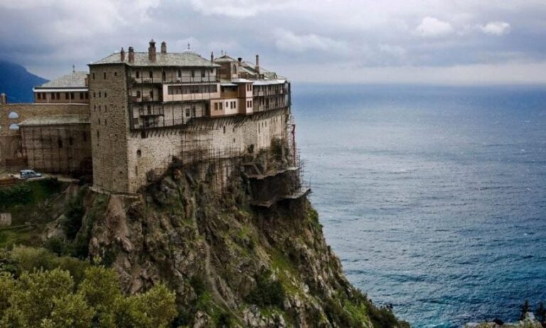 Ανησυχία στο Άγιο Όρος: Ανεμβολίαστο το 70% των μοναχών