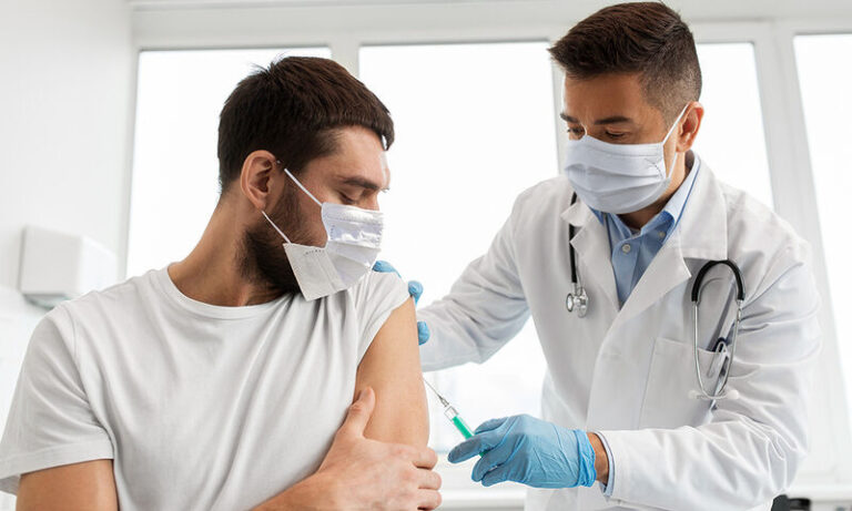 Υποχρεωτικός εμβολιασμός υγειονομικών: προσέγγιση «κλιμακούμενης πρωτοβουλίας» προτείνει η Εθνική Επιτροπή Βιοηθικής