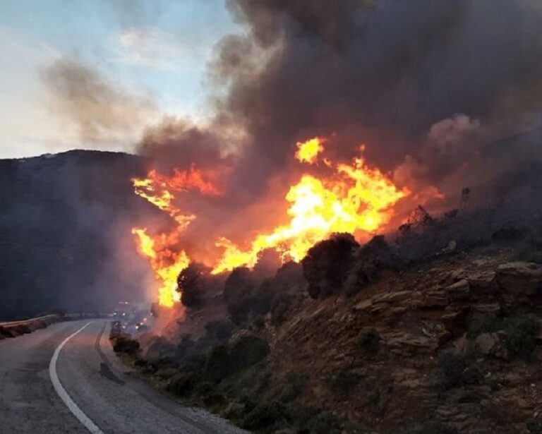 Μεγάλη πυρκαγιά στην Άνδρο – Εκκενώνεται οικισμός