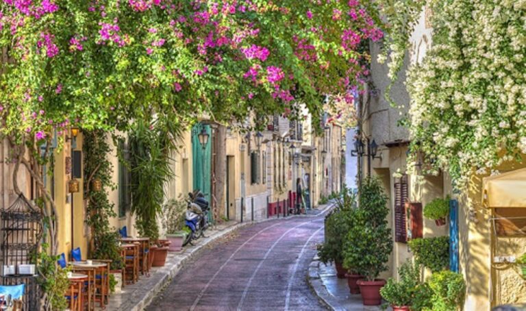 Η Αθήνα ξελογιάζει τους επισκέπτες της και παρά τα προβλήματα του κορωνοϊού