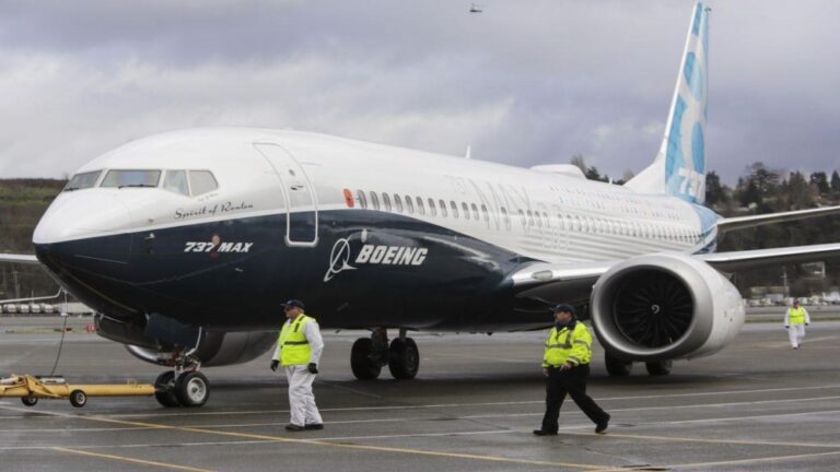 Boeing: Παραιτείται ο CEO Ντ. Καλχούν για να “εκτονώσει” την κρίση των 737