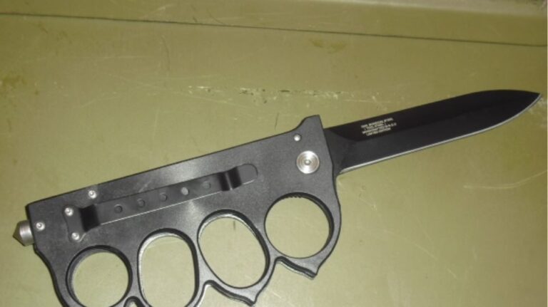 Μαχαίρι σιδηρογροθιά χρησιμοποιούσαν οι 17χρονοι στη Κηφισιά