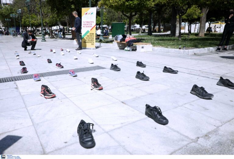 Σύνταγμα: Αθλητικά παπούτσια σε ένδειξη διαμαρτυρίας