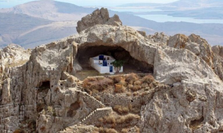 Σε ελληνικό νησί η πιο περίεργη εκκλησία του κόσμου