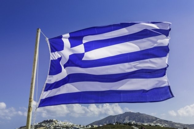 Πάργα: Επτά νεαροί άρπαζαν και έσκιζαν ελληνικές σημαίες
