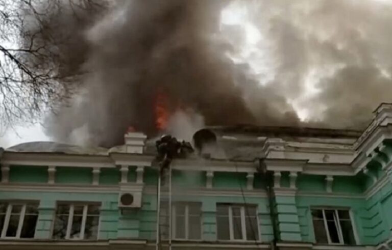 Ρωσία: Γιατροί πραγματοποιούσαν επέμβαση ενώ το νοσοκομείο φλεγόταν (βίντεο)
