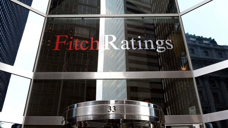 Fitch Ratings: Δεκάδες τράπεζες των ΗΠΑ κινδυνεύουν με υποβάθμιση
