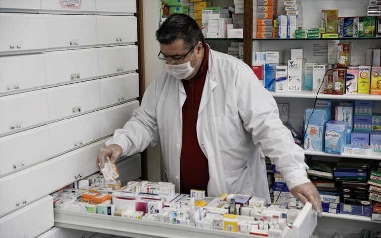 “Θα λυθεί το πρόβλημα με την τροφοδοσία φαρμάκων” διαβεβαιώνει ο Πλεύρης