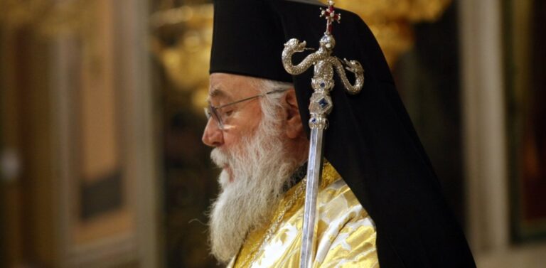 Μητροπολίτης Κέρκυρας για κλειστές εκκλησίες: Το κερί έχει κορωνοϊό;