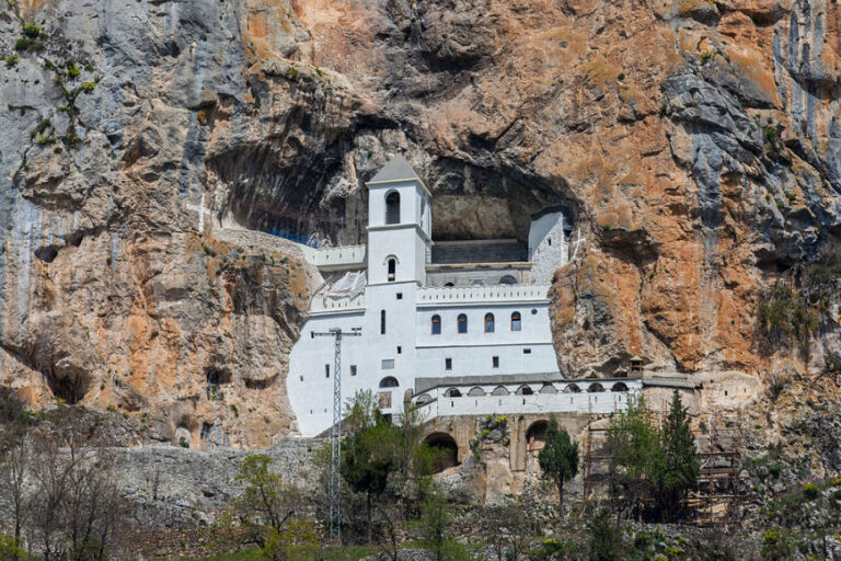 Κρούσματα κορωνοϊού σε μοναστήρι στα Μετέωρα – Επτά μοναχές νοσηλεύονται