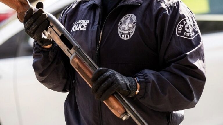 ΗΠΑ: Χειροπέδες στην αστυνομικό που μπέρδεψε το τέιζερ με το όπλο και σκότωσε 20χρονο