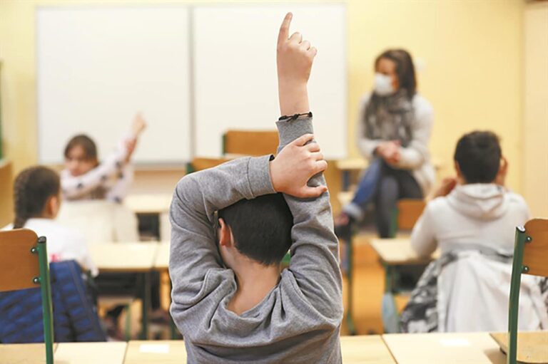 Κορωνοϊός: Το 33% των κρουσμάτων αφορά ανηλίκους – Ανησυχίες για τη διασπορά στα σχολεία