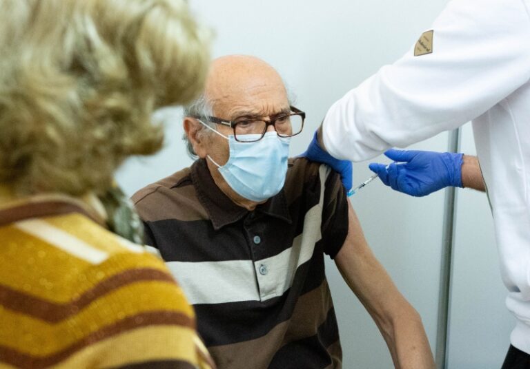 Σχεδόν οι μισοί Έλληνες έχουν εμβολιαστεί ή έχουν ραντεβού για εμβολιασμό
