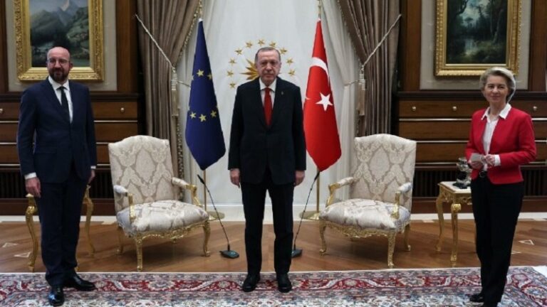 Η Τουρκία δείχνει με το δάχτυλο την ΕΕ για τη γκάφα του «Sofagate»