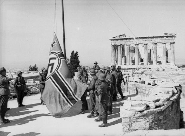 Γλέζος & Σάντας πριν από 80 χρόνια κατέβαζαν τη ναζιστική σημαία από την Ακρόπολη
