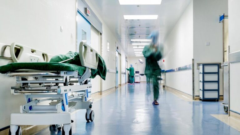 Κορωνοϊός: «Συναγερμός» στο ΕΣΥ – Κατά 55% αυξήθηκαν οι νοσηλευόμενοι σε μία εβδομάδα