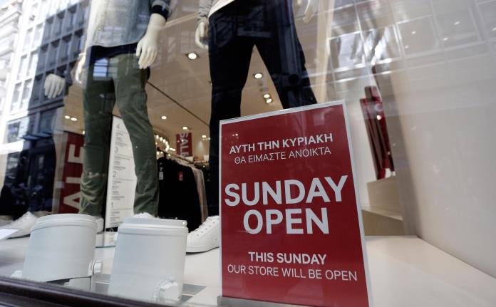 Σε ρυθμούς εκπτώσεων η Κυριακή με ανοιχτά τα καταστήματα-Ο εμπορικός κόσμος προτρέπει το καταναλωτικό κοινό να κάνει τα ψώνια του