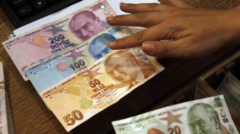 H τουρκική λίρα έχει χάσει τη μισή της αξία σε έναν χρόνο