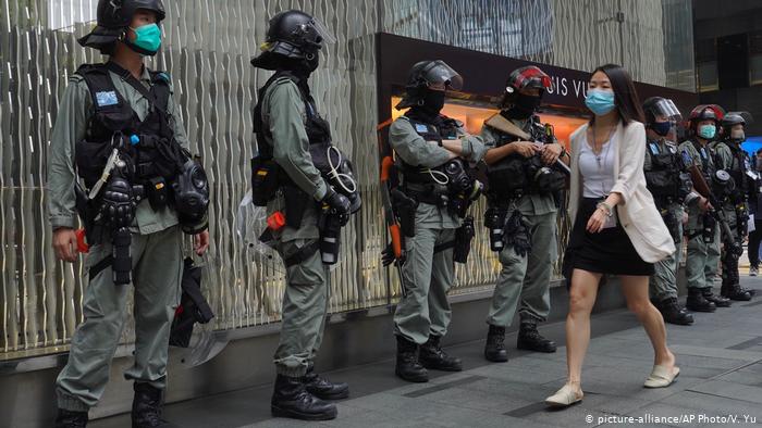 Χονγκ Κονγκ: Έφοδος εκατοντάδων αστυνομικών στην Apple Daily – Συλλήψεις και κατάσχεση υλικού